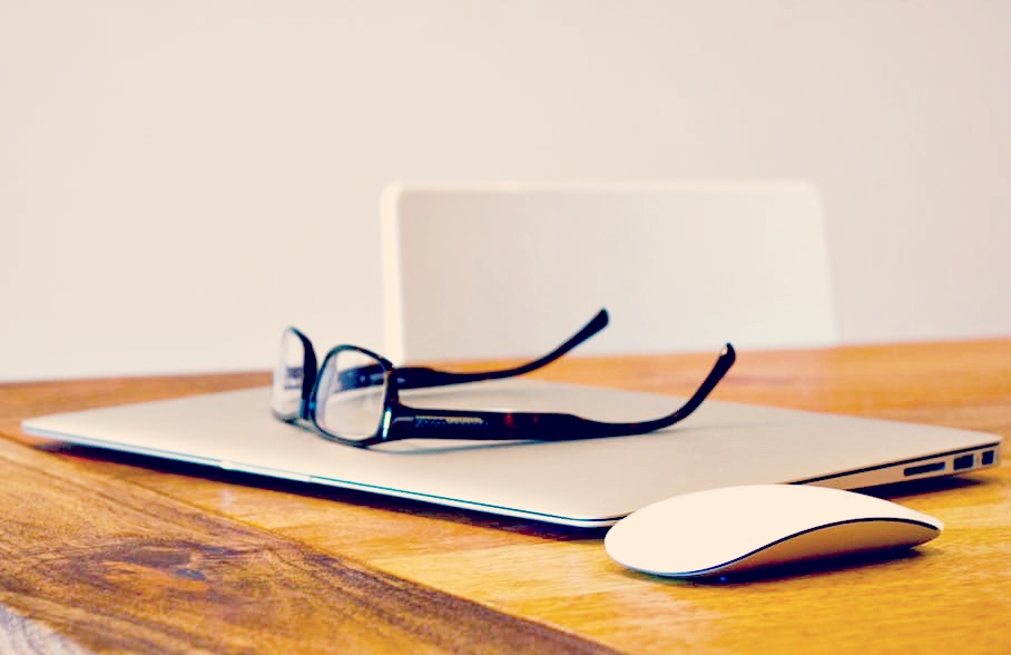 Des lunettes et un ordinateur, vous ne voyez pas le lien ? Je vous explique tout ici sur les opticiens en ligne !