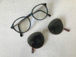 Paire de lunettes de soleil