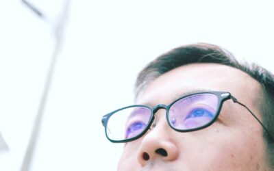 Les lunettes anti-lumière bleue : Comment elles peuvent aider à protéger vos yeux des effets nocifs de la lumière bleue émise par les écrans informatiques et les smartphones ?