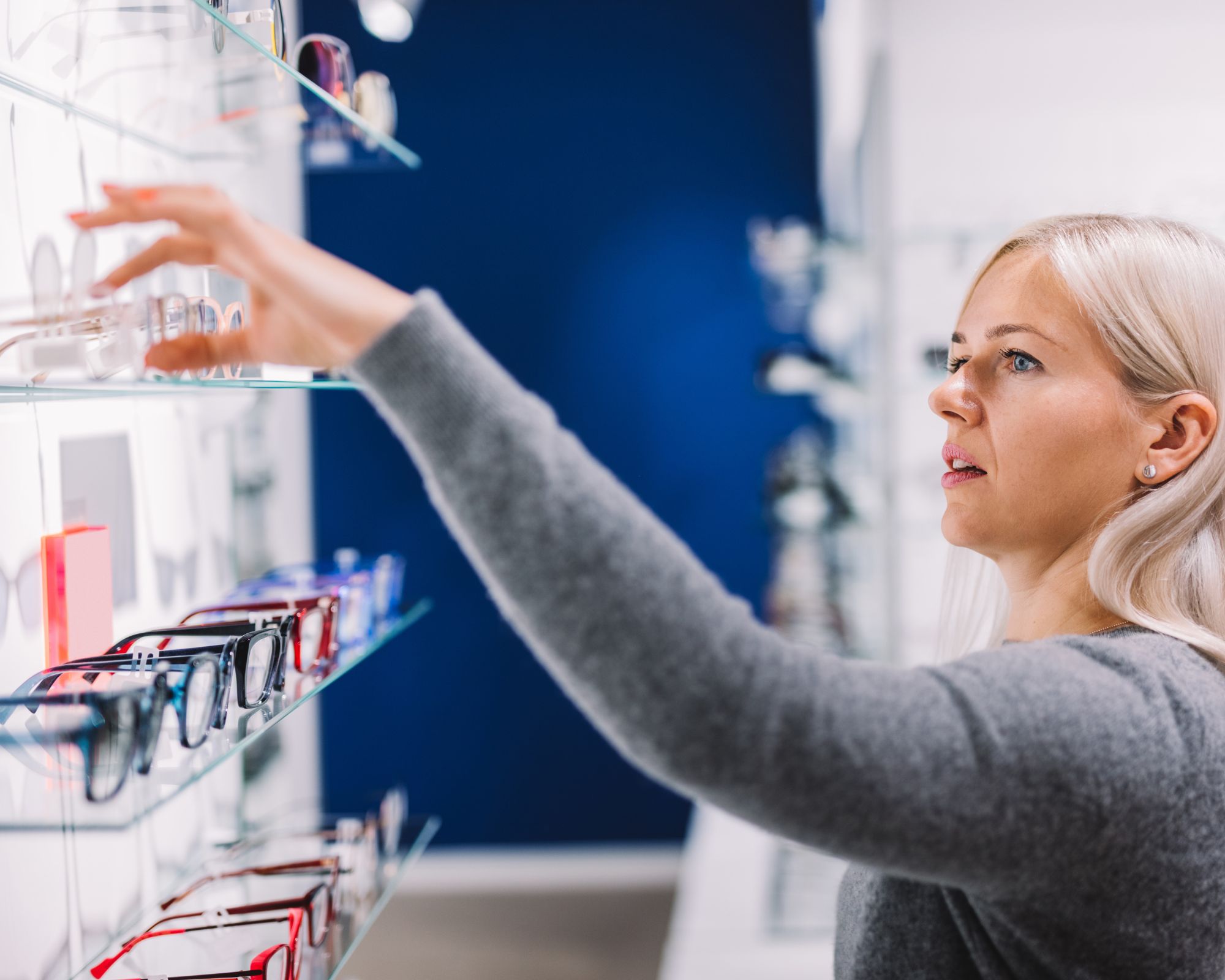 Femme qui choisit sa nouvelle monture de lunettes de vue