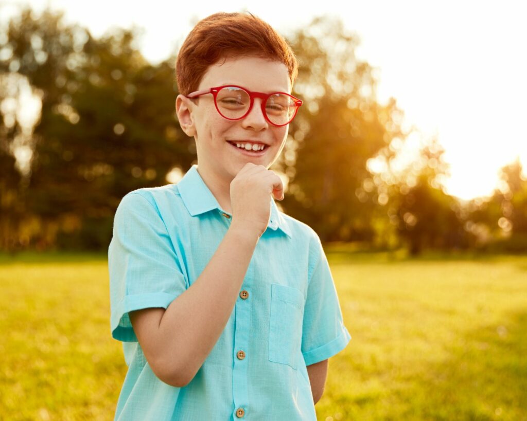 Enfant heureux avec des lunettes