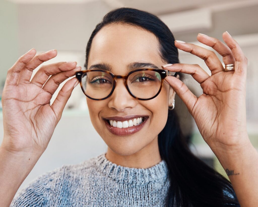 Jeune femme essayant des lunettes de vue