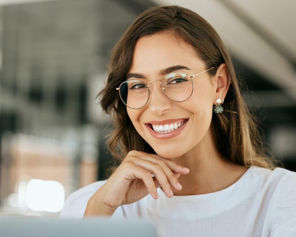 Jeun femme portant des lunettes