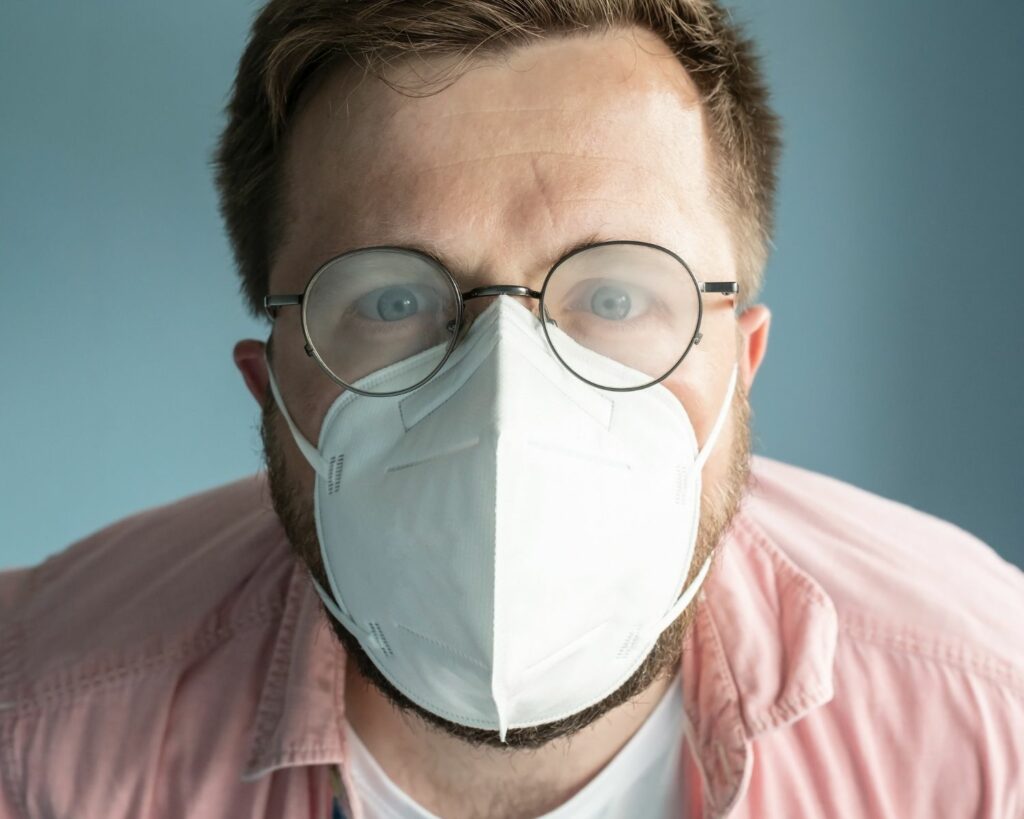 Hommes qui a ses lunettes embuées à case du port du masque