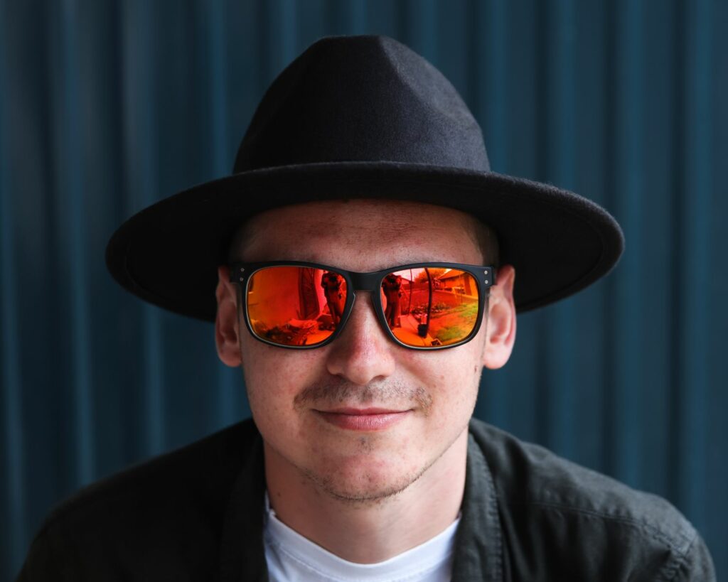 Homme avec un chapeau et des lunettes de soleil polarisantes