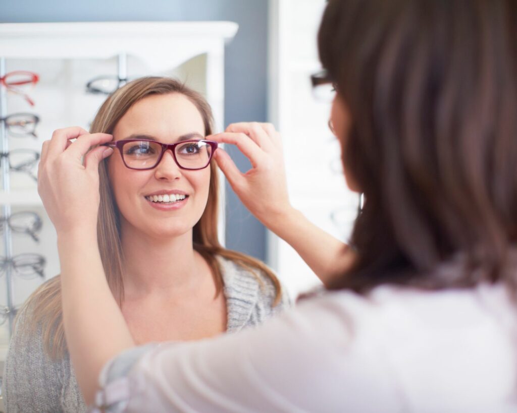 jeune femme essayant des lunettes de vue