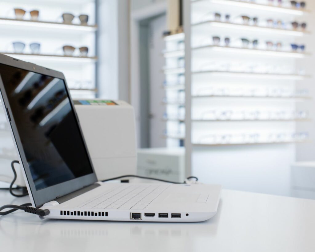 Ordinateur portable sur une table avec des lunettes en fond