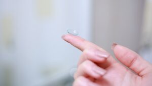 Une lentille de contact torique