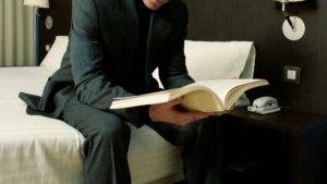 Homme qui lit un livre