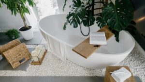 Salle de bain décoré avec des plantes et des paniers en osier