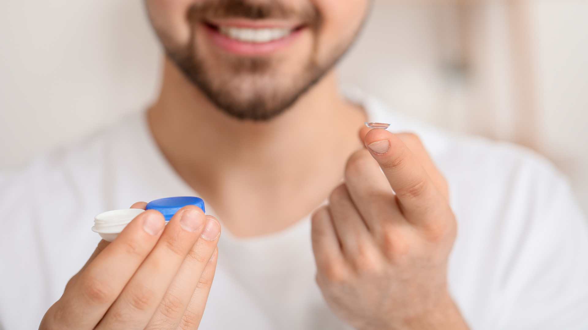 Homme qui met ses lentilles de contact