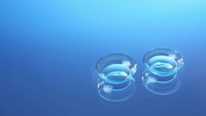 Lentilles de contact sur un fond bleu
