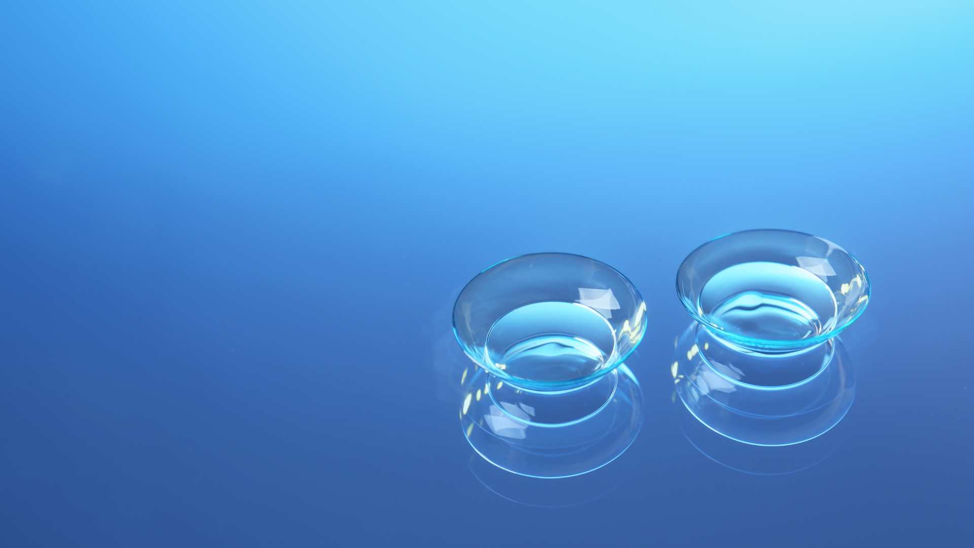 Lentilles de contact sur un fond bleu