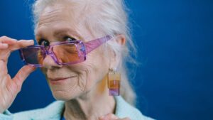 Femme avec une monture original