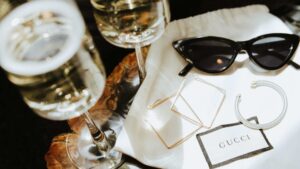 Lunettes Gucci sur une table avec des verres de champagne