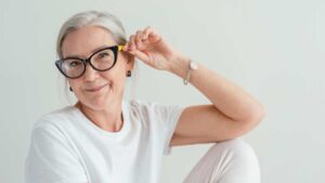 Femme avec des lunettes tendance