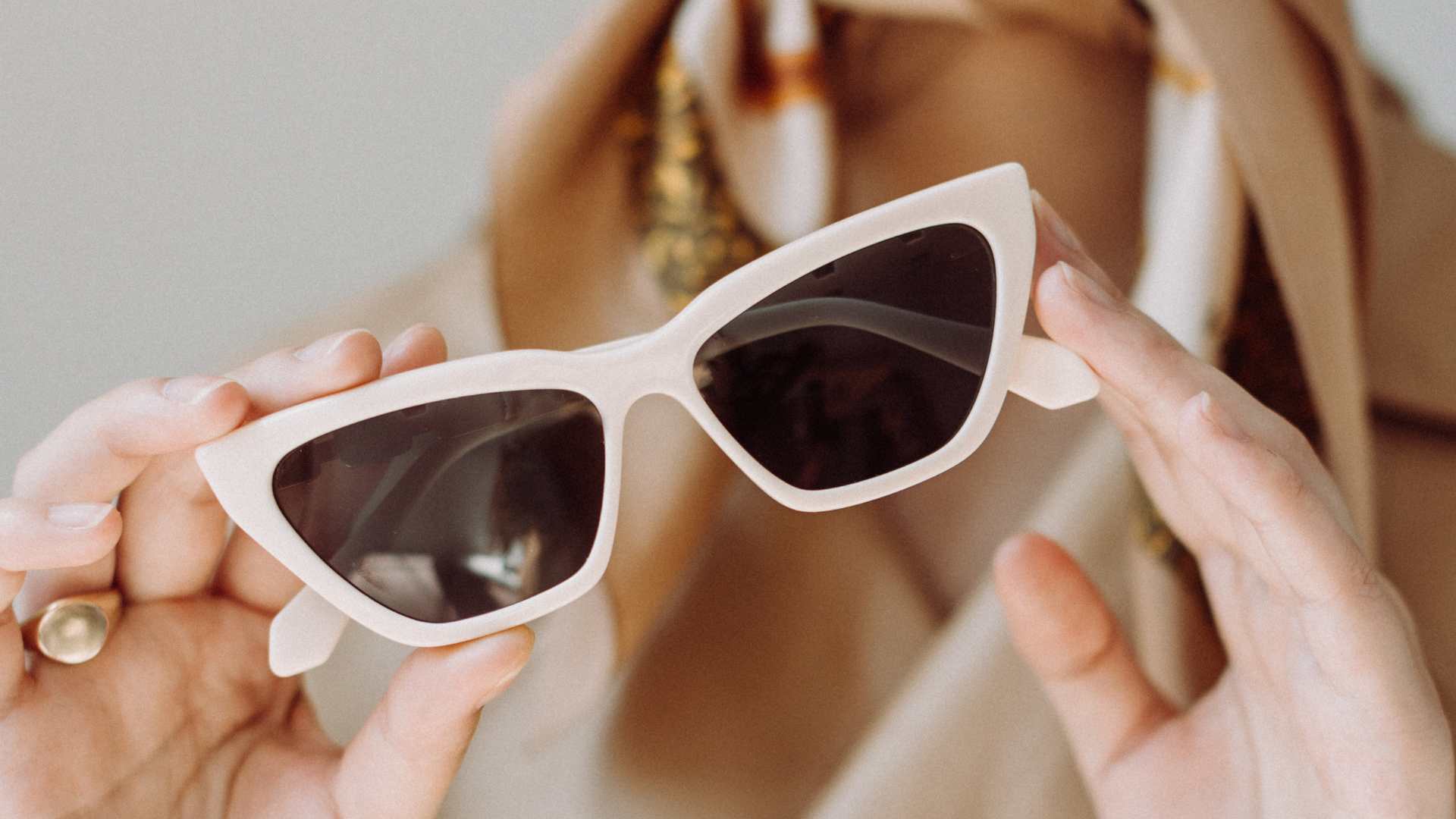 Lunettes de soleil modèle femme tenue dans une main