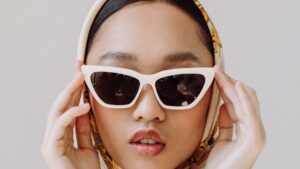 Femme avec des lunettes de soleil sur la tête