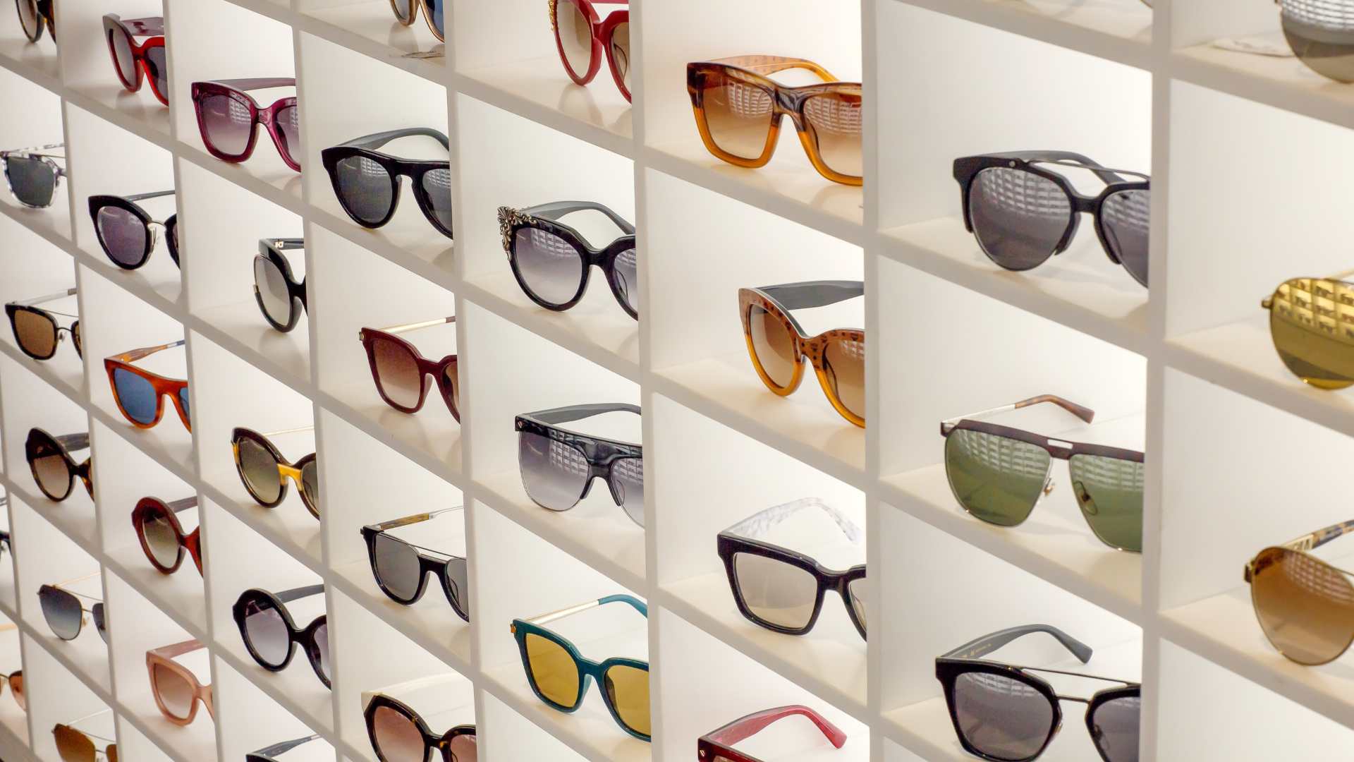 étagère de lunettes de soleil