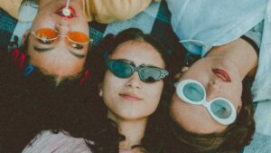 Jeune avec des lunettes de soleil original