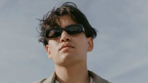 Homme avec des lunettes de soleil