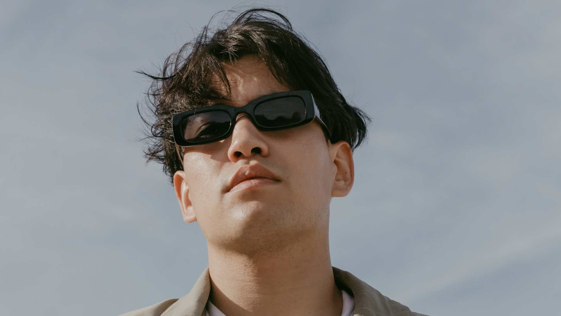 Homme avec des lunettes de soleil
