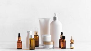 Différents produit de beauté sur un fond blanc