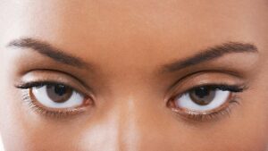 Yeux marron d'une femme