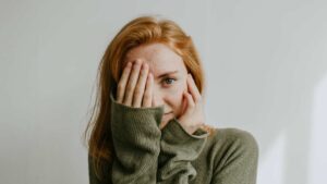 Femme rousse aux yeux sensible
