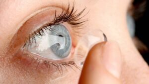 Femme qui se met des lentilles de contact sur les yeux