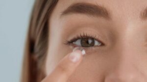 Femme qui se met des lentilles de contact