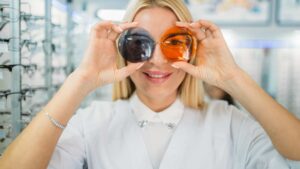 Femme qui met des verres colorés devant ses yeux