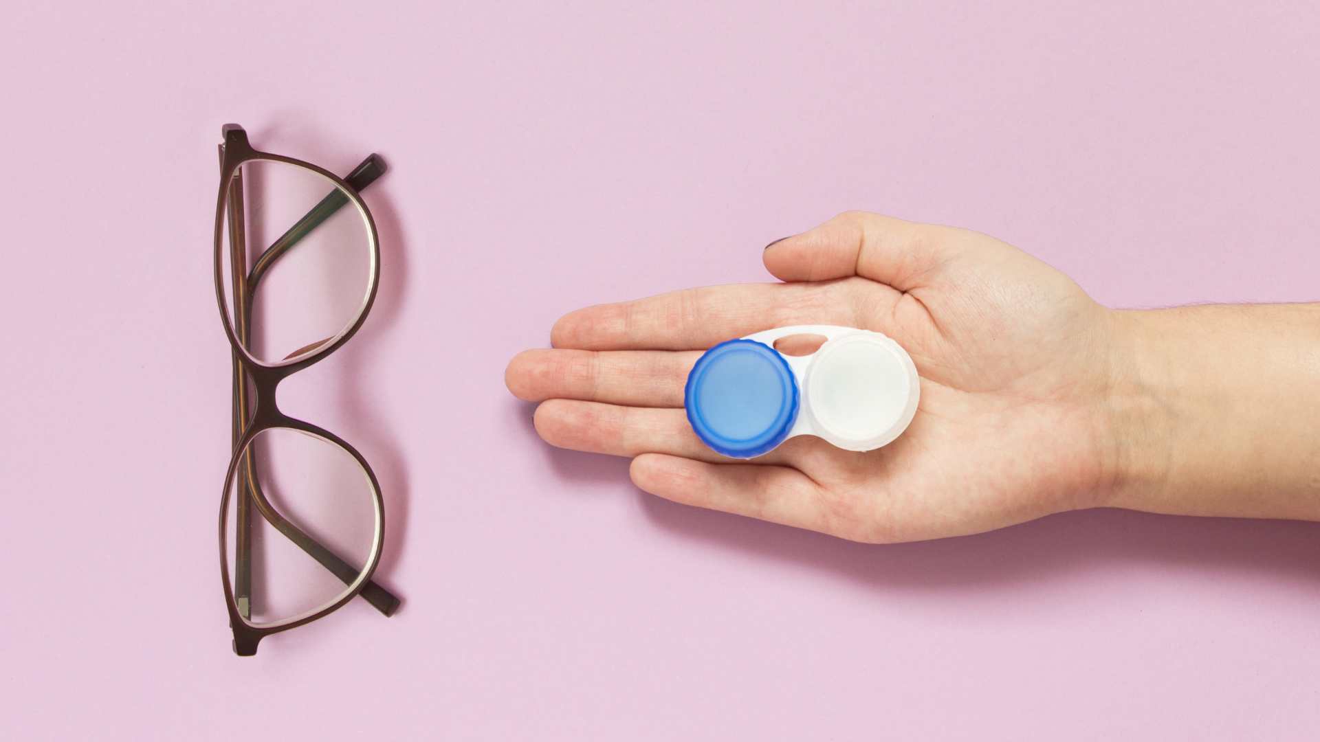 Lunettes de vue à côté d'une boîte de lentilles de contact