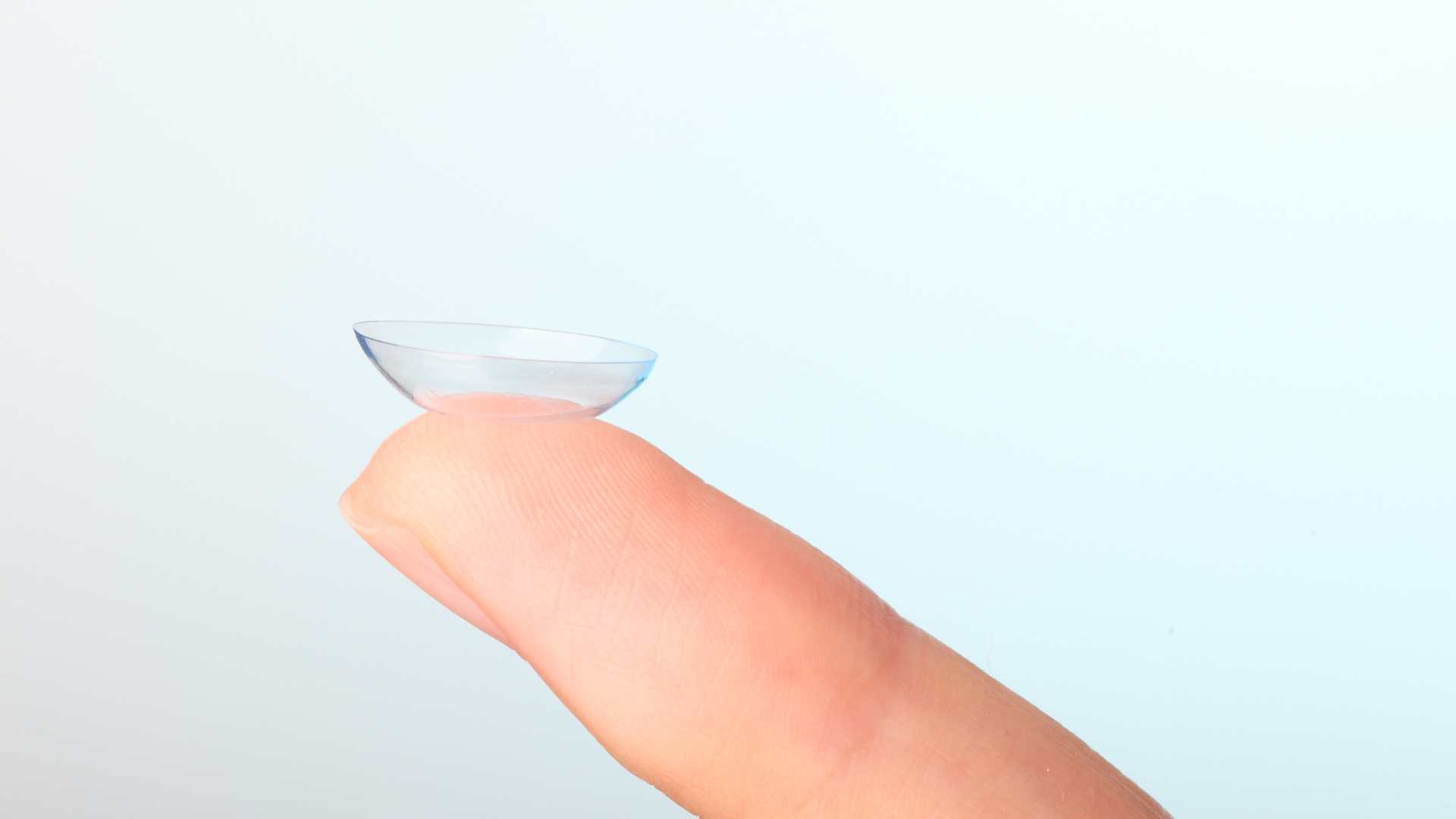 Lentilles de vues sur un doigt