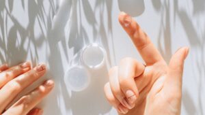 Lentilles de contact sur un doigt