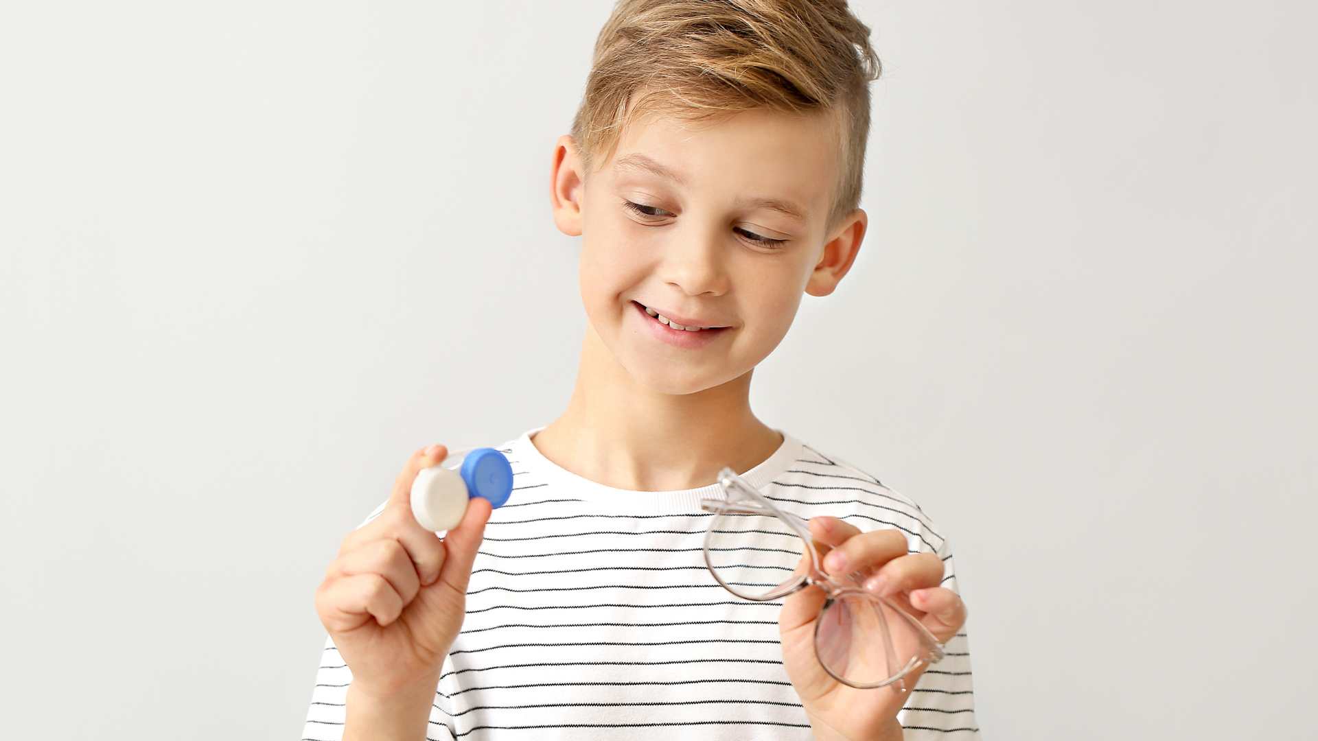 Enfant avec des lentilles de contact