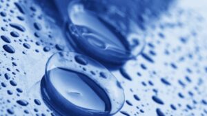 Lentilles de contact sur une surface mouillé