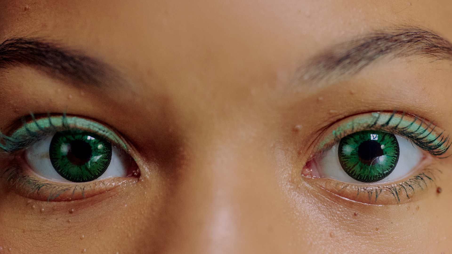 Lentilles verte sur les yeux d'une femme