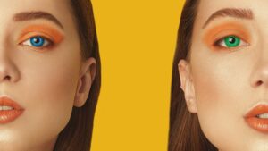 Lentilles bleues et vertes sur les yeux de deux femmes