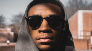 Lunettes de soleil sur le visage d'un homme