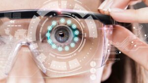 Lunettes connectées sur le visage d'une femme