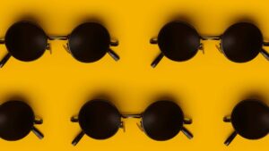 Lunettes de soleil ronde sur un fond jaune