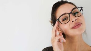 Femme avec une paire de lunette de vue sur la tête