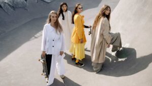 Groupe de femme bien habillé