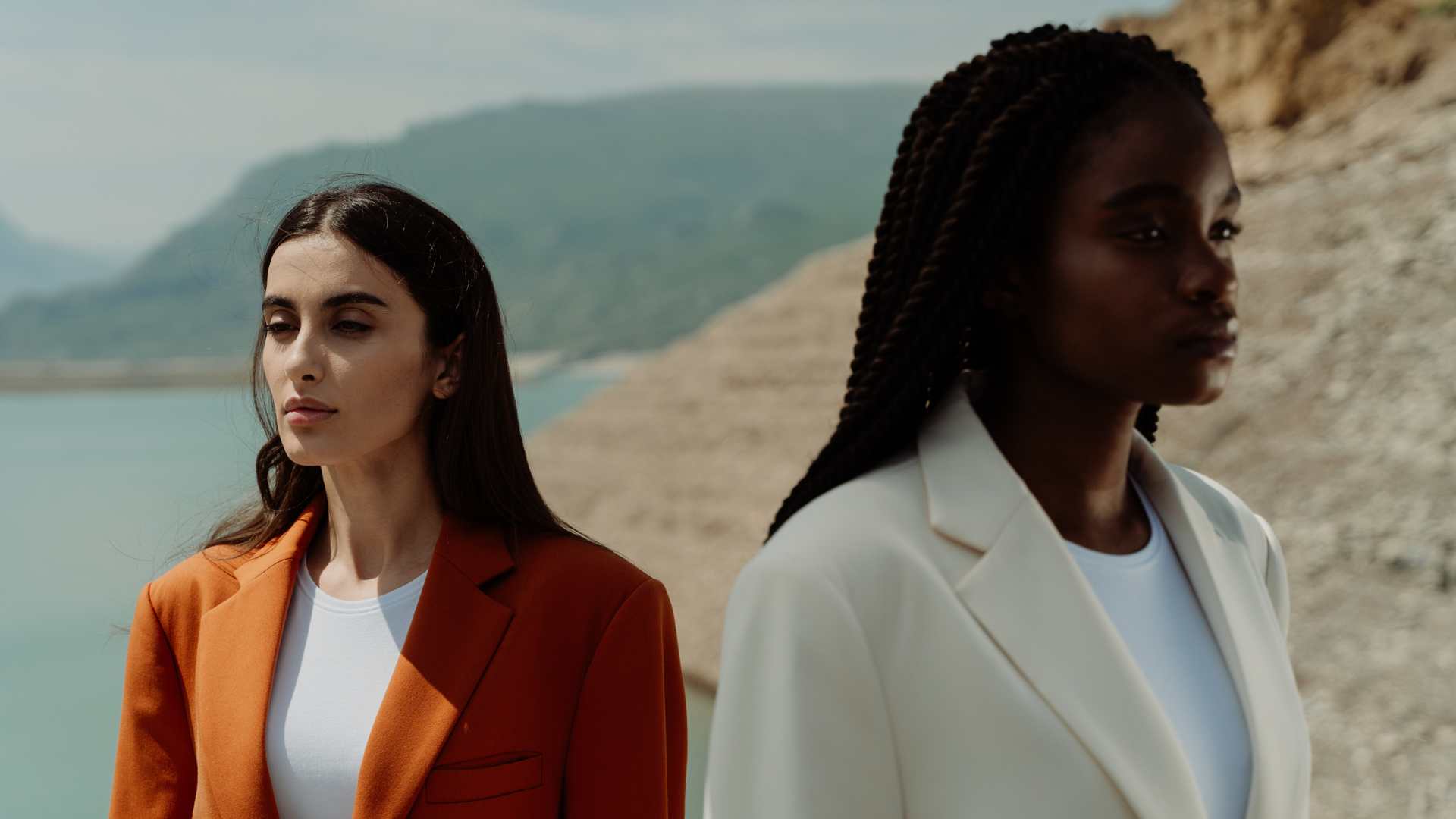 Deux femmes en tenue fashion sur la plage