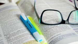 Lunettes de vue sur un cahier de révision pour les cours